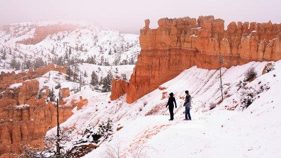 Hiking into Bryce Canyon on the snow-covered trail of Peek-A-Boo Loop
